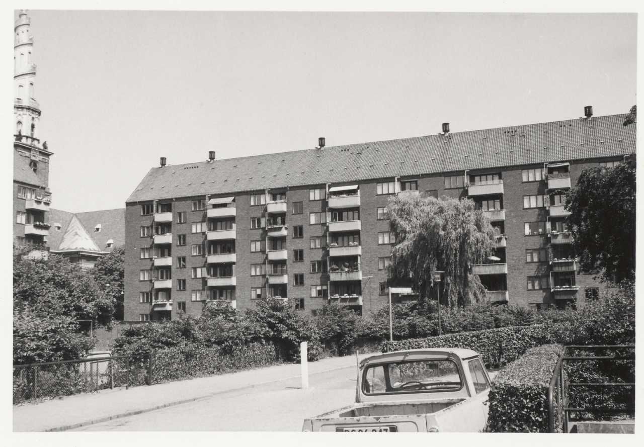 Facade Mod Gården, Ved Volden 9-13, København, 1976 - Nationalmuseets ...