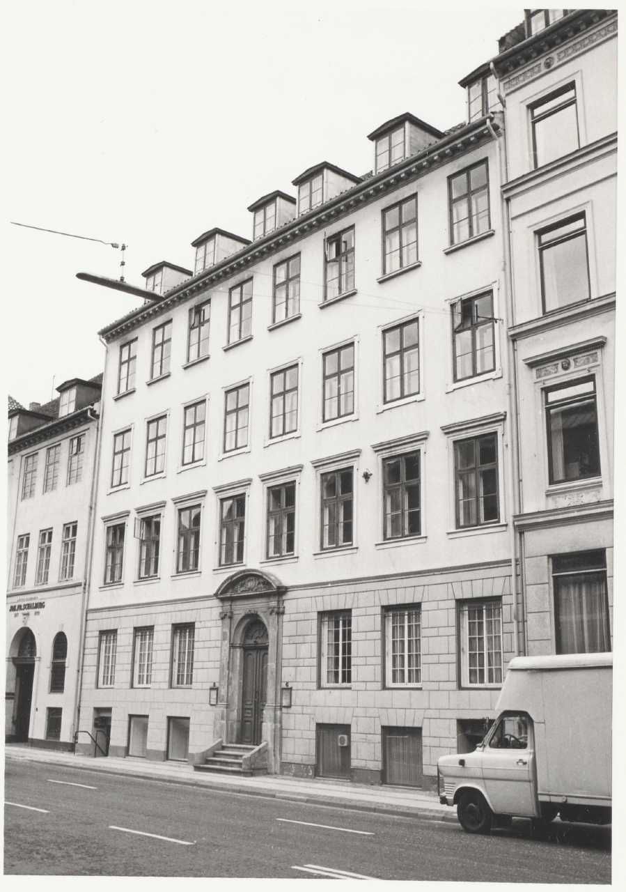 Facade Mod Gaden, Stormgade 6, København, 1974 - Nationalmuseets ...