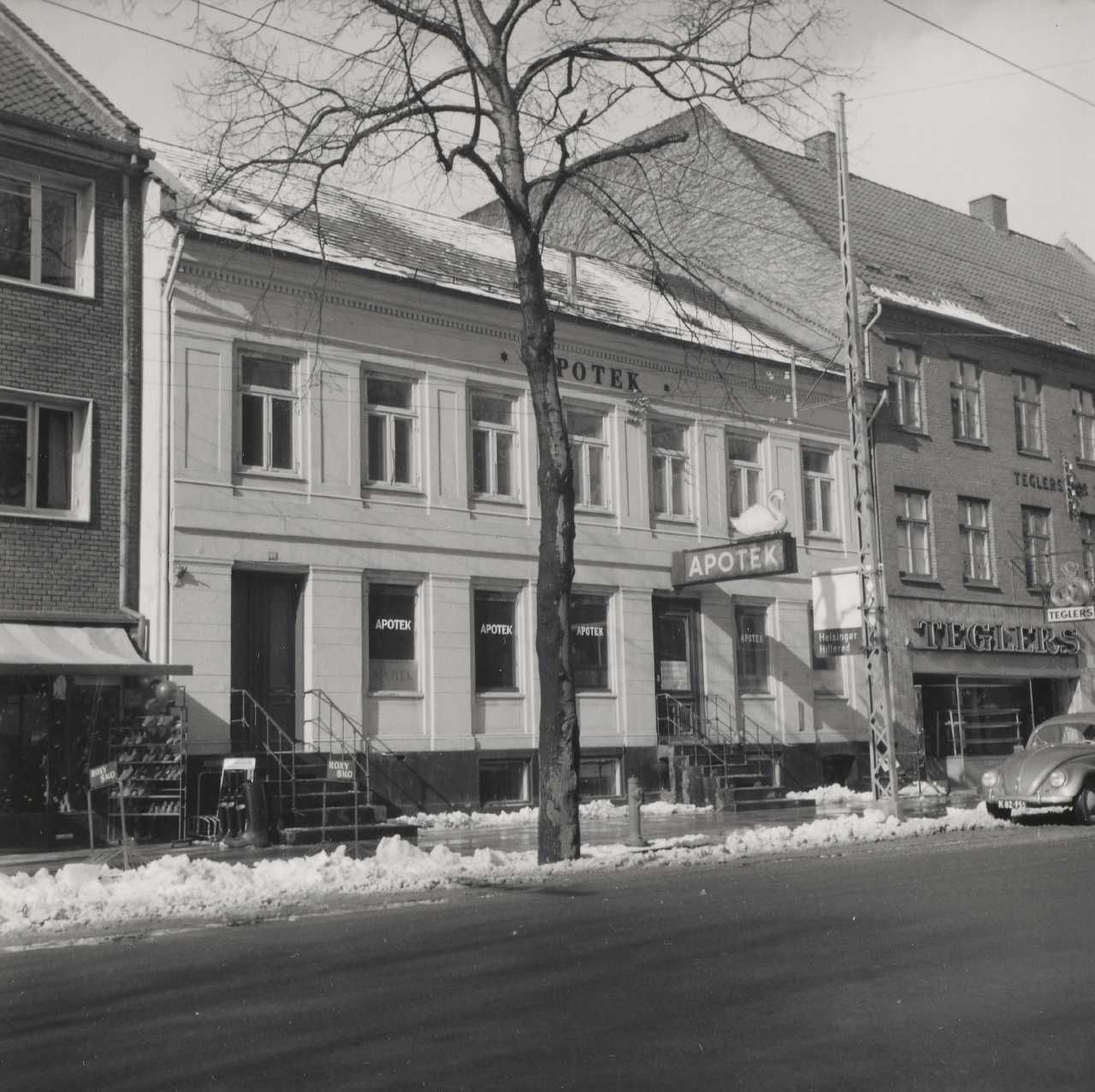 Advent Lavet af grinende Gadefacade ved Svane apotek, Lyngby Hovedgade 60, Lyngby, 1961 -  Nationalmuseets Samlinger Online